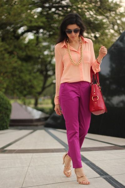 Peach Top Outfits, Peach Pants Outfit, Peach Colour Combinations, Peach Pants, Combination Dresses, Bag Ysl, Casual Work Attire, Colors Inspiration, Colour Combinations Fashion