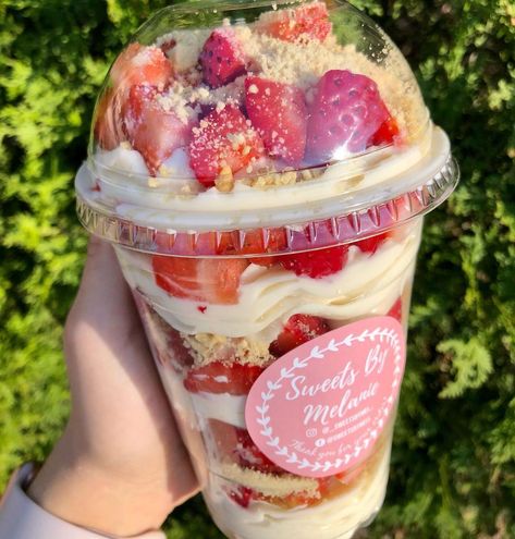 Strawberry cheesecake cups✨🍓 These are so GOOD! I’m so happy my clients are loving them! You can add any toppings you would like! Send me … | Instagram Strawberry Shortcake Parfait Cups, Strawberry Cheesecake Donut, Chocolate Strawberry Cups, Strawberry Shortcake Cups, Shortcake Cups, Buissnes Ideas, Strawberry Cheesecake Cups, Cup Cheesecake, Heavenly Desserts