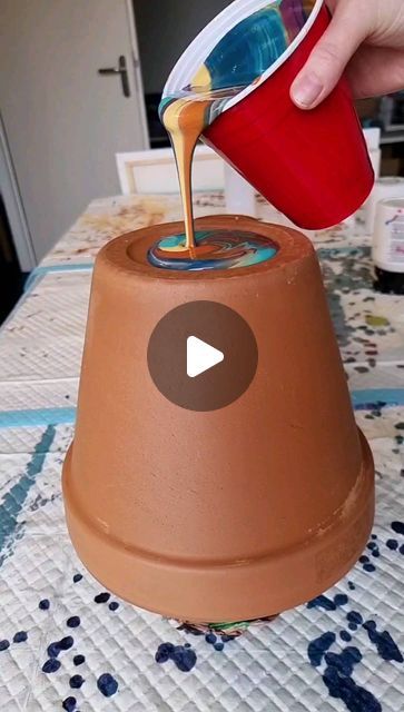 Ideas To Paint Pots, How To Paint A Terra Cotta Pot, Swirl Painting Ideas, Painted Plant Pot Ideas, How To Paint A Vase, Indoor Plant Pots Diy, Paint Pots Ideas, Paint Pour Ideas, Diy Clay Pots For Plants