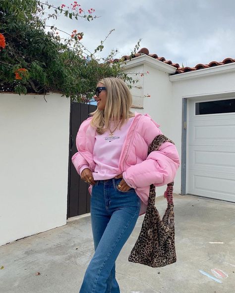 Puffer Jacket Outfit Aesthetic, Pink Puffer Jacket Outfit, Puffy Jacket Outfit, Pink Jacket Outfit, Brit Harvey, Puffer Outfit, Winter Jacket Outfits, Girls Spring Outfits, Pink Puffer Jacket