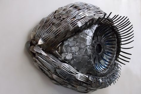 Sculptures Made With Eating Utensils - Pop Culture Gallery Sculpted Cake, Art Middle School, 3d Pen Art, Cutlery Art, Metallic Art, Silverware Art, Spoons And Forks, Homemade Art, Sculptures Art