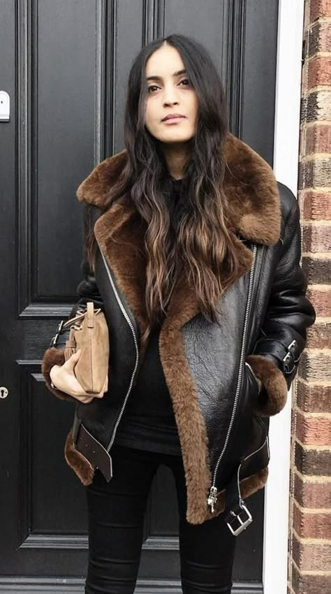 Shearling Leather Jacket, Winter Fur Coats, Women Coat, Black Aviators, Leather Jacket Outfits, Trendy Fall Outfits, Mode Inspo, Winter Coats Jackets, Shearling Jacket