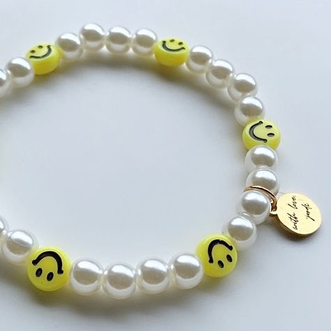 You Will Receive (1) Bracelet Made Using Faux Pearls, Acrylic Smiley Face Beads And Finished With A 14k Plated Charm Sizing Child 2-4yrs Child 5-7yrs Child 8yrs & Up Adult - S - 6.5” Adult - M - 7.0” Adult - L - 7.5” Adult - Xl - 8.0” Select Your Size, After Ordering, Simply Send Me A Message Indicating What Color You Want, Or I Will Message You :) Every Order Is Custom Made About Me Hi! My Name Is Jordi, I’m 11 Years Old And I’ve Been Creating Beaded Jewelry For A Year Now. Thank You For Stoppi Wire Charm Bracelet, Smiley Face Beads, Travel Charm Bracelet, Bracelet Y2k, Bohemian Beaded Bracelet, Xoxo Jewelry, 90s Jewelry, Pearl Beaded Bracelet, Vintage Cuff Bracelet