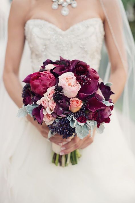 Calla Lily Bouquet Wedding, Purple Calla Lilies, Calla Lily Wedding, Burgundy Bouquet, Purple Wedding Bouquets, Bridal Bouquet Fall, Wedding Bouquets Pink, Autumn Bride, Dusty Miller