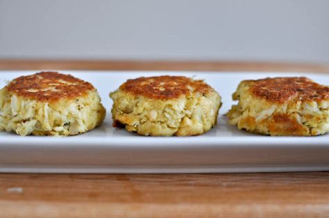 Easy Crab Cakes- just sub soy or almond yogurt for greek yogurt.... or even add canned salmon instead of crab!  All sound like awesome options Healthy Crab Cakes, Kiwi Salsa, Crab Cakes Easy, Crab Cake Recipes, Salad Dinner, Crab Cake Recipe, Crab Cake, Light Salad, Vegan Mayo