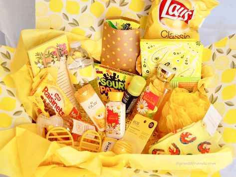 Send this bright, happy and very yellow box of sunshine and put a smile on someone's face. Easy DIY care package would make anyone smile. Yellow Gifts Basket, A Box Of Sunshine, Diy Care Package, Homemade Birthday Gifts, Diy Best Friend Gifts, Box Of Sunshine, Bff Birthday Gift, Bff Birthday, Sunshine Birthday