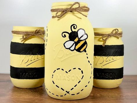 Honey Bee Mason Jars, Bumble Bee Mason Jars, Mason Jar Crafts For Adults, Painting A Mason Jar, Bee Ideas Decoration, Bee Themed Decorations, Bee Theme Party Decorations, Bee Party Centerpieces, Bee Themed Decor