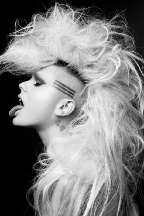 Outrageous! #MohawkMonday Rock Hairstyles For Long Hair, Long Mohawk, Chicas Punk Rock, Punk Mode, Punk Rock Hair, Rock Hairstyles, Look Grunge, Punk Hair, Ombré Hair