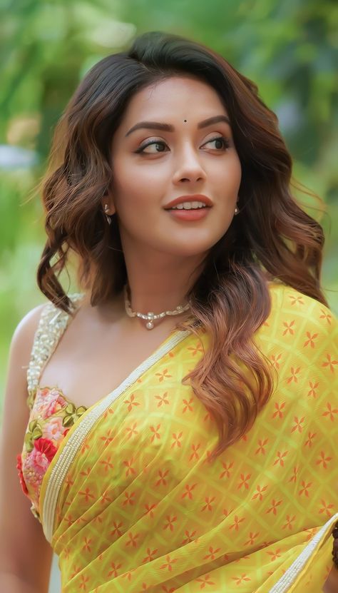 Mahima Nambiar, Actress Hairstyles, Bollywood Hairstyles, Face Images, Beautiful Smile Women, Girl Body, House Designs, Desi Beauty, Martial Arts