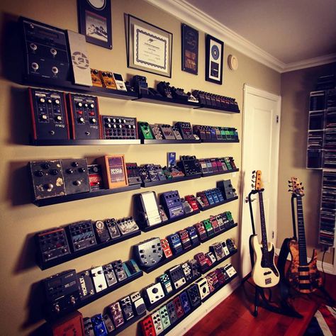 Music Studio Design, Pedals Guitar, Music Room Design, Guitar Studio, Guitar Storage, Guitar Display, Home Music Rooms, Home Studio Ideas, Audio Studio