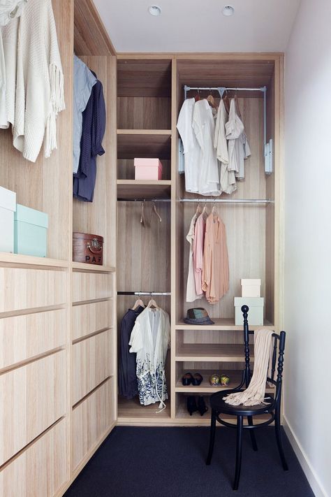 15 Examples Of Walk-In Closets To Inspire Your Next Room Make-Over // This smaller, light wood, walk-in closet has floor-to-ceiling mixed storage. Long Narrow Closet, Walk In Robe Ideas, Narrow Closet Design, Small Walk In Closet Organization, Narrow Closet, Design Closet, Walk In Closet Small, Small Walk In Closet, Master Closet Organization