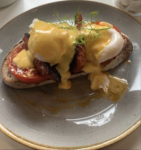 Poached eggs, chorizo with a chilli holandaise sauce on toasted sourdough bread 🥺🥺 Poached Eggs Breakfast Aesthetic, Poached Eggs Aesthetic, Eggs Benedict Aesthetic, Sourdough Bread Aesthetic, Kai Young And Isabella, Poached Egg Toast, Eggs Chorizo, Poached Eggs Breakfast, Isabella Valencia