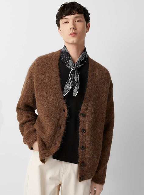 Fuzzy Cardigan Outfit, Brown Cardigan Outfit, Formal Casual Outfits, Fluffy Knit, Modern Mens Fashion, Smart Casual Men, Fuzzy Cardigan, Brown Cardigan, Street Style Outfits Men