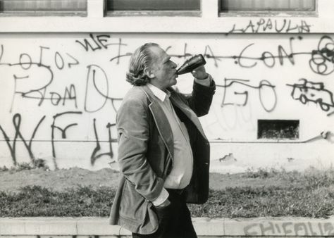 Michael Montfort's Bukowski photos. Charles Bukowski, Carlton Way, Hollywood, 1982. Henry Charles Bukowski, American Poetry, Story Writer, People Of Interest, Men Photography, American Poets, Writers And Poets, Charles Bukowski, Bukowski