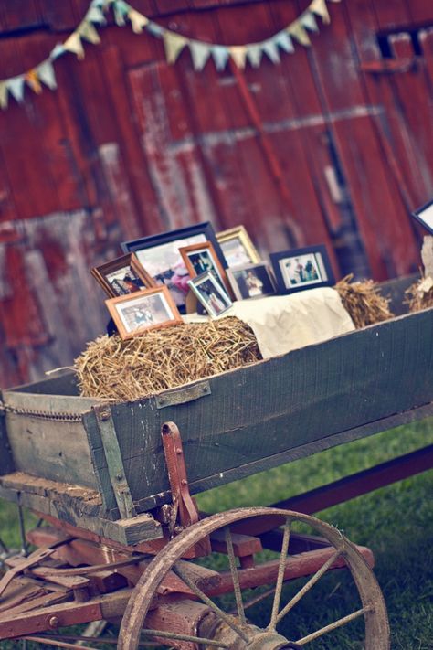 Rustic, Vintage, Barn Wedding decor Barn Wedding Decor, Vintage Barn Wedding, Barn Wedding Photos, Deco Champetre, Barn Parties, Barn Wedding Decorations, Rustic Barn Wedding, Rustic Country Wedding, Western Wedding