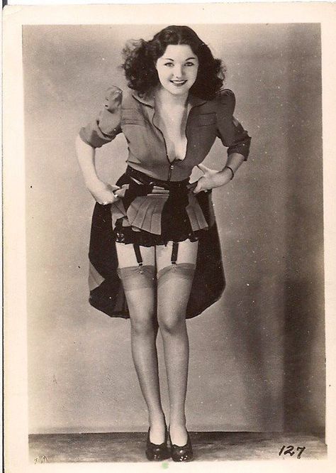 vintage everyday: Vintage Snapshots Prove That 40's Women Fashion Is Always Adorable Pin Up Vintage, Fashion 1940s, Lingerie Vintage, Vintage Stockings, Stockings And Suspenders, 1940s Fashion, Nylon Stockings, Vintage Pinup, White Photo