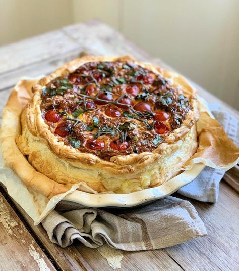 Old-Fashioned Tomato Pie - Lavender and Lovage Bacon Quiche, Cheese Tomato, Tomato Tart, Tomato Pie, Cheese Tarts, Crustless Quiche, Wild Garlic, Easy Summer Meals, Savory Tart