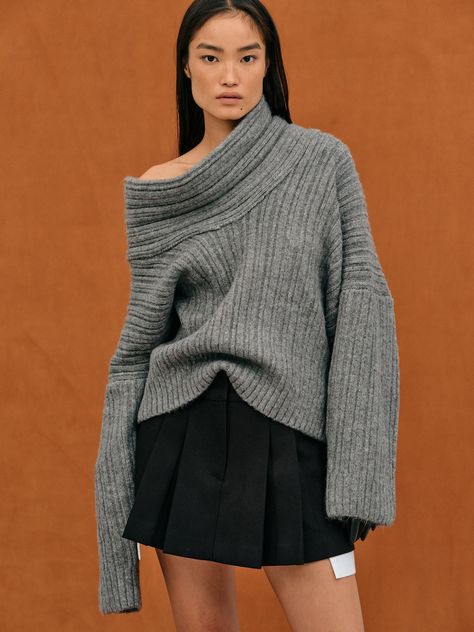 Sweater Weather — DNAMAG Pull Oversize, Solid Color Sweater, Winter Chic, Estilo Chic, Oversized Knitted Sweaters, Sweater Collection, Collar Designs, Asymmetrical Tops, Source Unknown