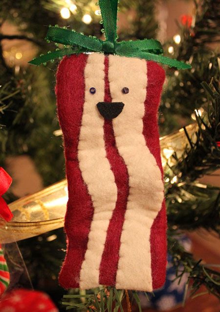 Bacon tree ornament...omg...my son LOVES bacon...have to make one to hang on the tree this year just for fun!  I bet we all have someone in our family who LOVES bacon... Felt Ornaments Diy, Diy Felt Christmas Ornaments, Diy Felt Christmas Tree, Kerajinan Diy, Baby Mobil, Funny Christmas Ornaments, Diy Christmas Ornament, Felt Christmas Tree, 12 December