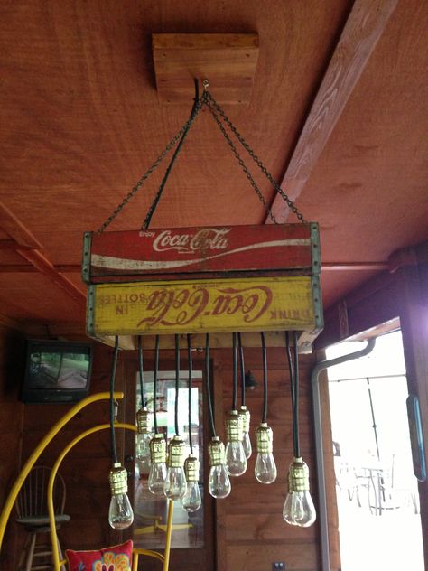 Light made from old coke bottle boxes. Old Coke Bottles Ideas, Old Coke Crates, Coke Crate Ideas, Shutters Repurposed Decor, Boat Bar, Crate Decor, Coca Cola Kitchen, Funky Lighting, Primative Decor