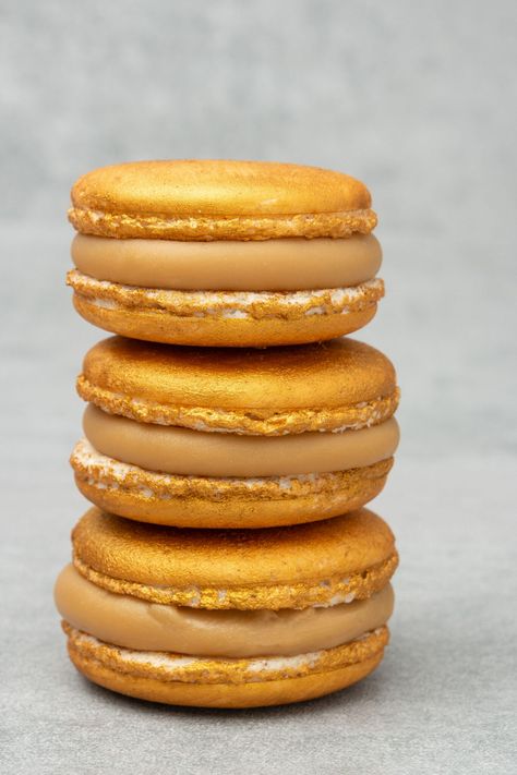 Festive Gold macaron - Spatula Desserts Gold Macaron, Macaron Tutorial, Gold Macarons, Make Macarons, French Pastries Recipes, French Macarons Recipe, Caramelized White Chocolate, Macaron Filling, French Baking