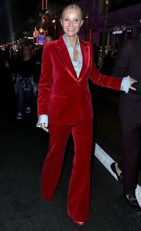 Gwyneth Paltrow Rewears Iconic Red Gucci Suit From 1996 VMAs Gucci Tuxedo, Red Velvet Tuxedo, Velvet Gucci, Red Velvet Suit, Vietnam Clothes, Gucci Love Parade, High Low Fashion, Love Parade, Gucci Suit