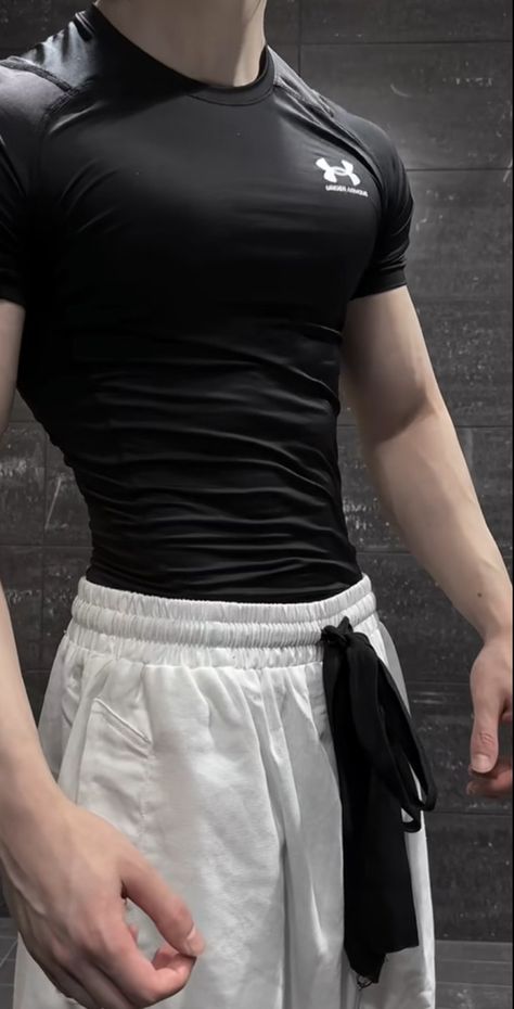 Hot Gym Outfit, Hot Gym Outfits, Athletic Guys, Daddy Chill, Korean Male Models, Play League Of Legends, Compression Shirt Men, Healthy Body Healthy Mind, Gym Guys