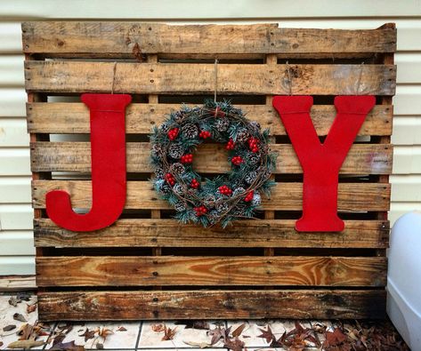 Love my "Joy" pallet I got to make this afternoon. Letters and paint from Hobby Lobby for less than $15. Wreath from Walmart for $15. Pallet: free. Wha la! Wooden Christmas Crafts, Pallet Christmas, Christmas Church, My Joy, Christmas Wood, Holiday Diy, Country Christmas, Christmas Deco, Christmas Signs