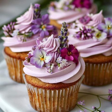 Edible Flowers Recipes, Cupcake Cake Designs, Party Food Buffet, Baking Business, Little Cakes, How Sweet Eats, Make Yourself, Pretty Cakes, Creative Cakes