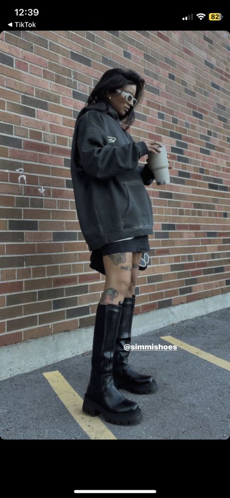 Boots Outfit Aesthetic, Boots Outfit Summer, Biker Boots Outfit, Biker Girl Outfits, Skirt Styling, Outfits Edgy, Biker Aesthetic, Sweater Dress Outfit, Slouchy Sweater