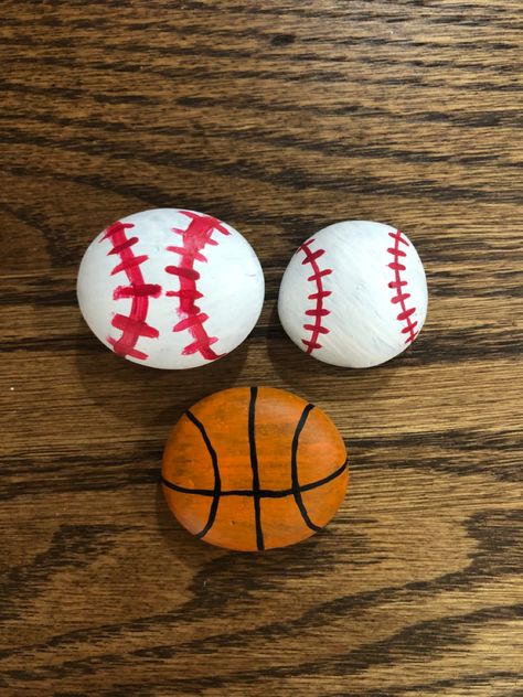 Basketball Rock Painting, Basketball Painted Rocks, Baseball Rock Painting Ideas, Sports Painted Rocks, Baseball Painted Rocks, Easy Painted Rocks, Sports Paint, Basketball Painting, Rock Painting Flowers