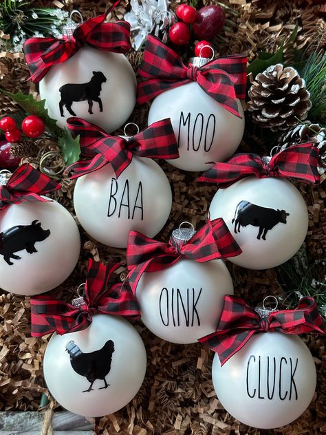 Farm Animal Ornaments, Buffalo Plaid Christmas Ornaments, Buffalo Plaid Ornaments, Rustic Farmhouse Christmas, Farmhouse Christmas Ornaments, Christmas Crafts To Sell, Red And White Plaid, Diy Pinecone, Animal Ornaments