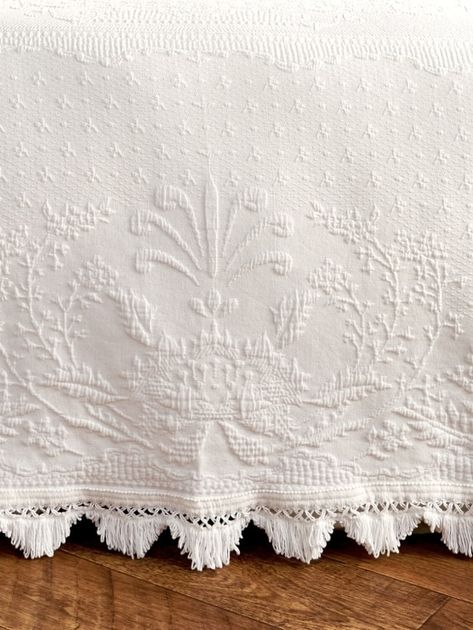 Country Bedspreads, Farmhouse Chic Bedroom, Low Country Homes, Abigail Adams, World Tapestry, White Bedspreads, Romantic Bed, Decorating 101, Vintage Bedspread