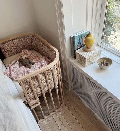 Baby Cosleeping Bed, Bassinet Next To Bed, Basinette In Bedroom, Cosleeper Crib, Basinet Baby, Bedside Crib Co Sleeper, Bedside Bassinet Co Sleeper, Small Baby Bed, Crib Inspiration