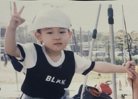 tracy 🐱 on X: "NEW PICTURE OF BABY WONWOO 🥹 https://t.co/fq0wUY7QwK" / X Wonwoo Baby Pics, Pledis Seventeen, Bf Picture, Won Woo, The Moon Is Beautiful, Seventeen Wonwoo, Seventeen Album, Childhood Photos, The Boy Is Mine