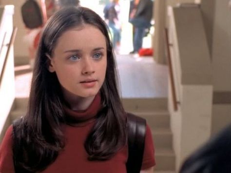 All the ways Rory Gilmore changed my life Rory Gilmore Hair, Rory Gilmore Style, Gilmore Girls Fashion, Gilmore Girls Outfits, Gilmore Girls Seasons, Alexis Bledel, Lorelai Gilmore, Girl Inspiration, Rory Gilmore