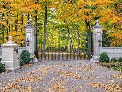 Farmhouse Main Gate, Dream Driveway, Main Gate Ideas, Driveway Landscape, Gated Entrance, Driveway Entrance Landscaping, Estate Gates, Front Yard Decor, Wedding Farm