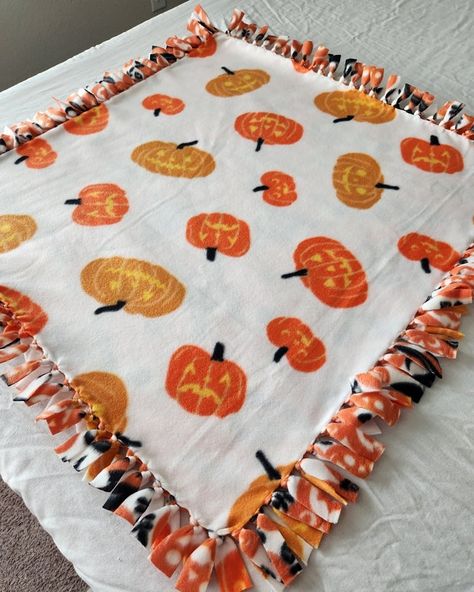 Tie Knot Blanket Ideas, Tie Knot Blanket, Fall Ties, Knot Blanket, Chunky Blankets, No Sew Fleece Blanket, Tie Blanket, Fleece Tie Blankets, Halloween Apparel