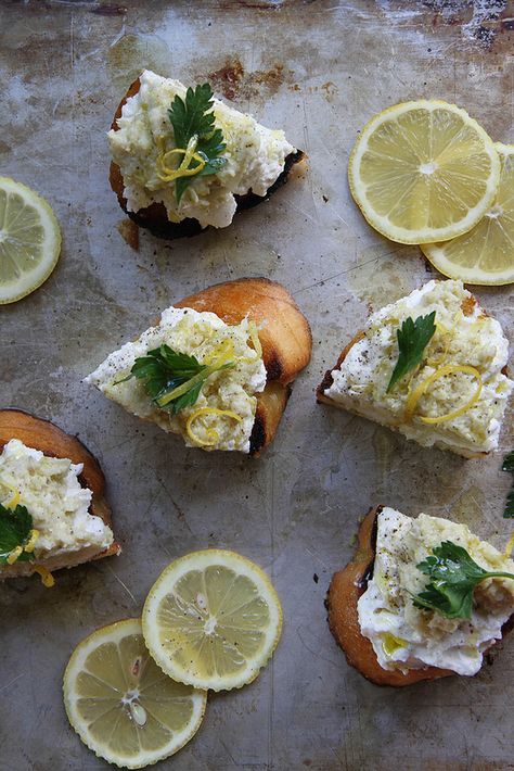 Appetizer Crostini, Artichoke Pesto, Ricotta Crostini, Lemon Pesto, Whipped Ricotta, Toasted Bread, Lemon Ricotta, Snacks Für Party, Naan