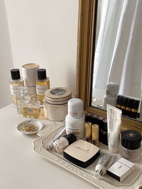 Makeup vanity, makeup organization, luxury beauty, la mer, Chanel beauty, gold mirror, coquette, vintage room, vintage beauty room, Dior beauty, Luxury Makeup Vanity, Makeup Vanity Ideas, Organization Vanity, Aesthetic Perfume, Makeup Beauty Room, Kelsey Simone, Makeup Tray, Inspo Makeup, Perfume Display