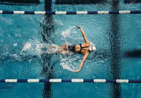 mujer en alberca nadando Swimming Photography, Swimming Photos, Swimming Motivation, Swimming Pictures, Swimmers Life, Swim Life, Swimming Quotes, Competitive Swimming, Swimming Sport