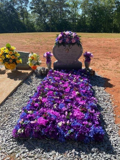 Grave Blankets Ideas, Gravesite Decorations Diy, Diy Grave Decorations, Flowers For Gravesite, Grave Ideas, Dia De Los Muertos Decorations Ideas, Gravesite Decorations, Cemetery Decorations, Grave Decorations