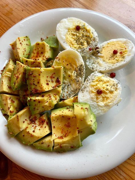 Boiled Egg Avocado, Balanced Vegetarian Diet, Healthy Vegetarian Diet, Clean Eating Inspiration, Egg Avocado, Healthy Food Swaps, Boiled Egg Diet, Veggie Delight, Food Swap