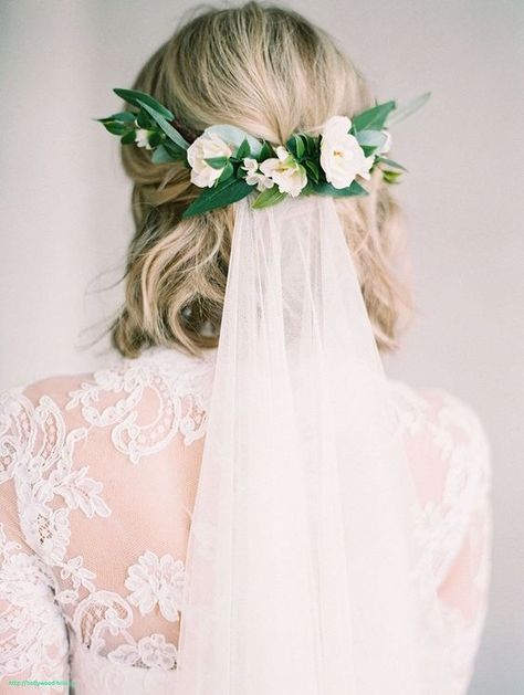 Short Hair Bride Hairstyles with Veil - Stylish Ideas for Fine and Curly Hair Wedding Cake Strain, Bride Hairstyles With Veil, Short Hair Bride, Wedding Hair Half, Chic Short Hair, Girls Short Haircuts, Floral Comb, Simple Wedding Hairstyles, Best Wedding Hairstyles