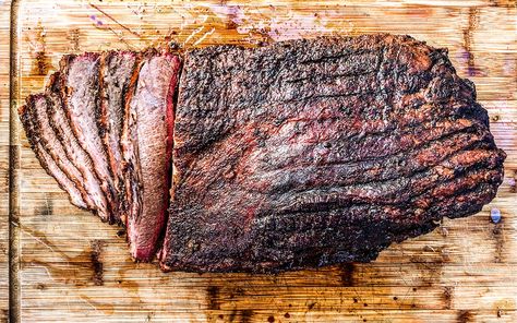 Brisket On The Grill, Weber Q Recipes, Cooking Beef Ribs, Weber Recipes, Slow Smoked Brisket, Grilled Brisket, Brisket Oven, Weber Kettle, Smoked Beef Brisket