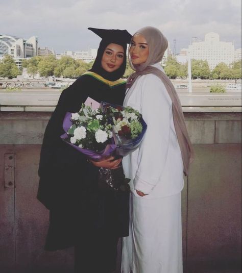 Kuwait Hijab Style, Hijabi Senior Pictures, Arab Graduation, Hijabi Graduation Pictures, Cap For Graduation Ideas, Sister Aesthetic Pictures, Graduation Abaya, Sister Graduation Pictures, Hijabi Graduation