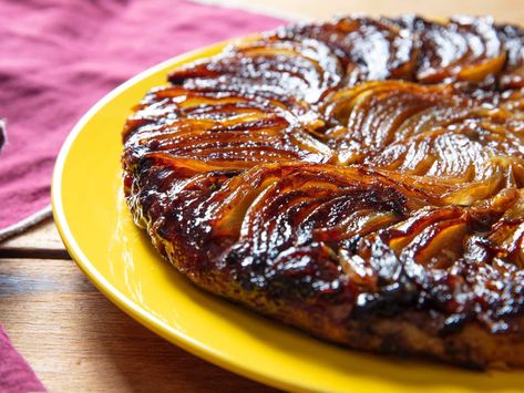 Onion Tarte Tatin, French Onion Tart, Onion Tarte, Tarte Tatin Recipe, Caramelised Onion Tart, Onion Tart, Thanksgiving 2024, Savory Tart, Savory Pie