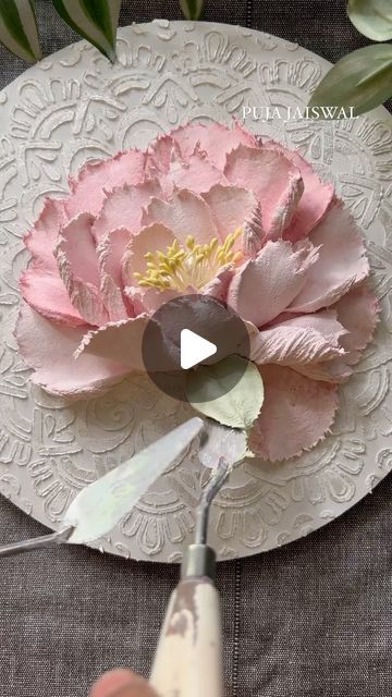 Flower Sculpture Painting, Sculpture Art Tutorial, Flower Painting Texture, Plaster Flower Art, Floral Sculpture Art, Texture Art Tutorial, Texture Art Flowers, Sculpture Painting Tutorial, Bolo Knife