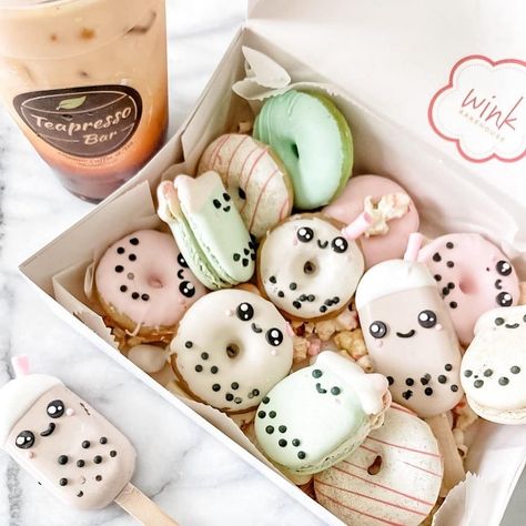 Boba Lab | Beauty & Candles on Instagram: “The queen of boba treats from Wink Bakehouse has created the most adorable boba donuts, cake pops, and macarons! ⠀⠀⠀⠀⠀⠀⠀⠀⠀ 📷: Houston…” Boba Tea Cupcakes, Boba Crafts, Boba Cupcakes, Boba Tea Party Theme, Boba Tea Party, Boba Birthday, Boba Party, Donuts Cake, Kawaii Cookies