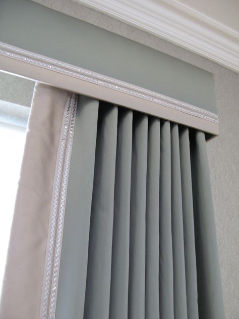 Cornice and curtains with contrast trim; can always just do a cornice with 2" blinds Pelmet Ideas, Curtain Styles Ideas, Pelmet Designs, Cornice Window Treatments, Bedroom Curtains With Blinds, Cornice Box, Bay Window Treatments, Cornice Boards, Modern Window Treatments